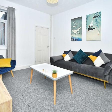The Yellow Door By Avenew Management Serviced Accommodation Stoke-on-Trent Ngoại thất bức ảnh