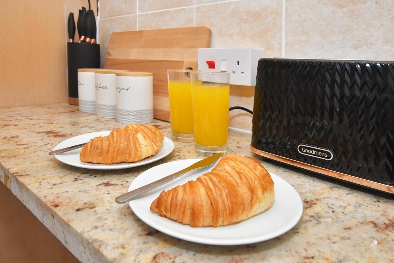The Yellow Door By Avenew Management Serviced Accommodation Stoke-on-Trent Ngoại thất bức ảnh