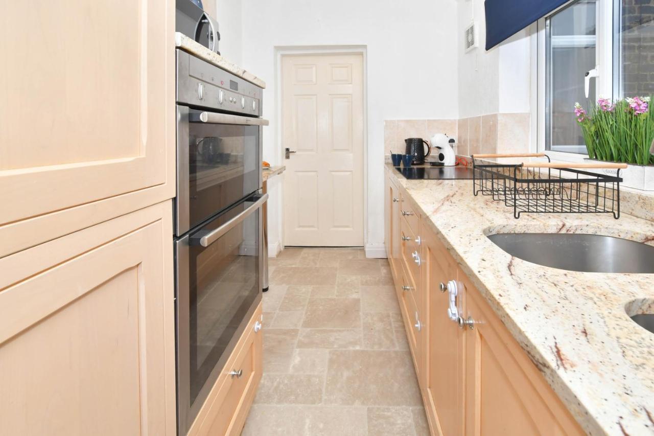 The Yellow Door By Avenew Management Serviced Accommodation Stoke-on-Trent Ngoại thất bức ảnh
