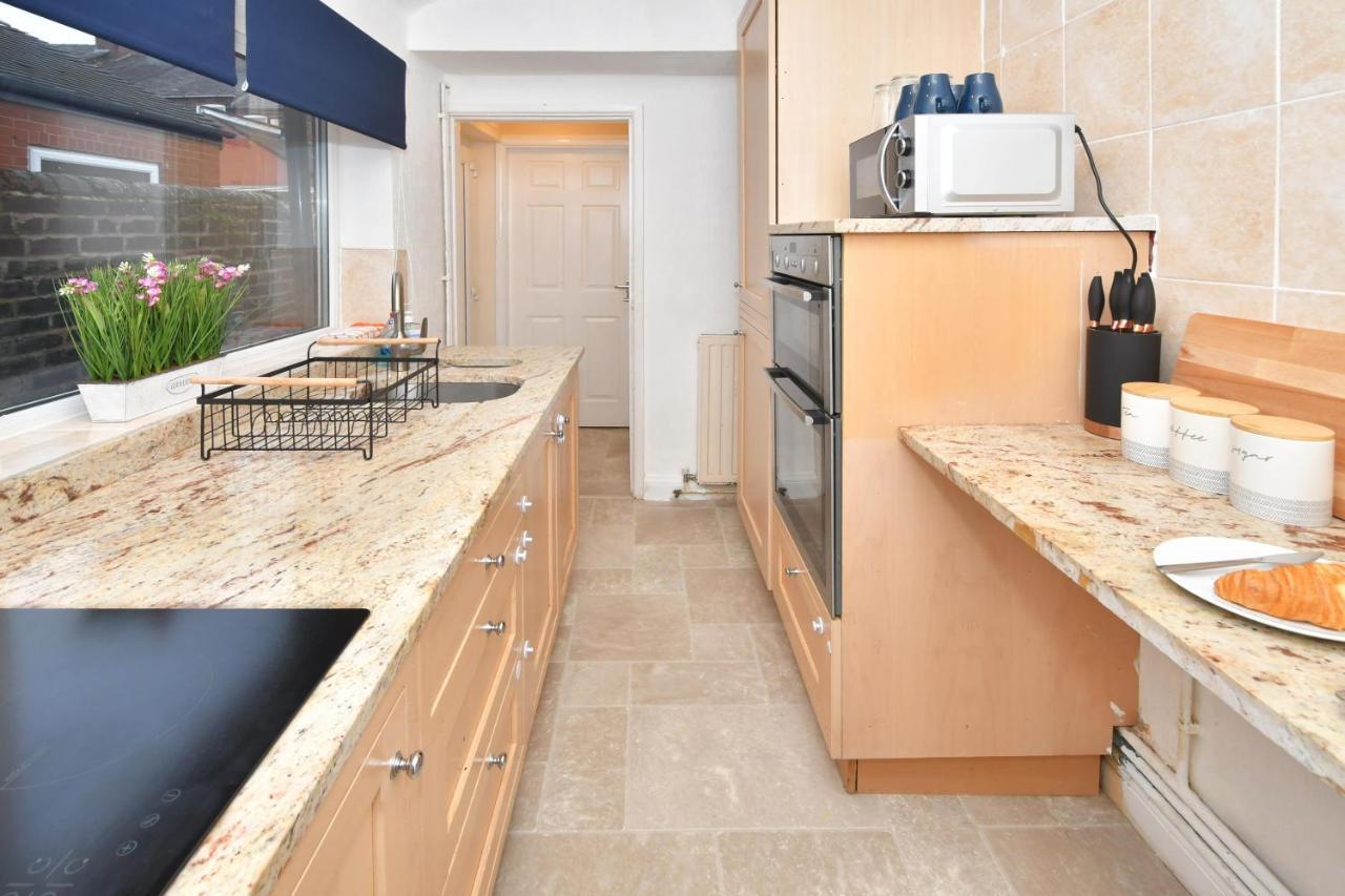 The Yellow Door By Avenew Management Serviced Accommodation Stoke-on-Trent Ngoại thất bức ảnh