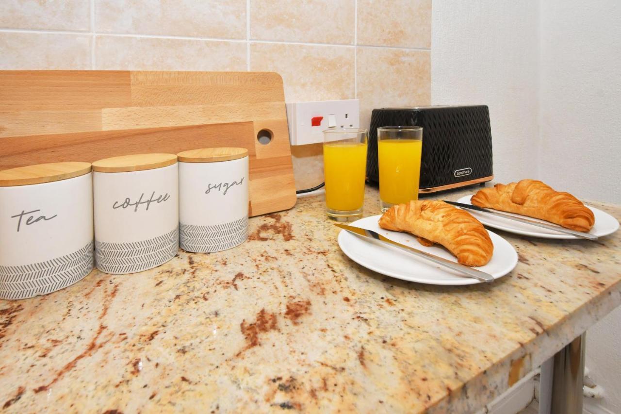 The Yellow Door By Avenew Management Serviced Accommodation Stoke-on-Trent Ngoại thất bức ảnh